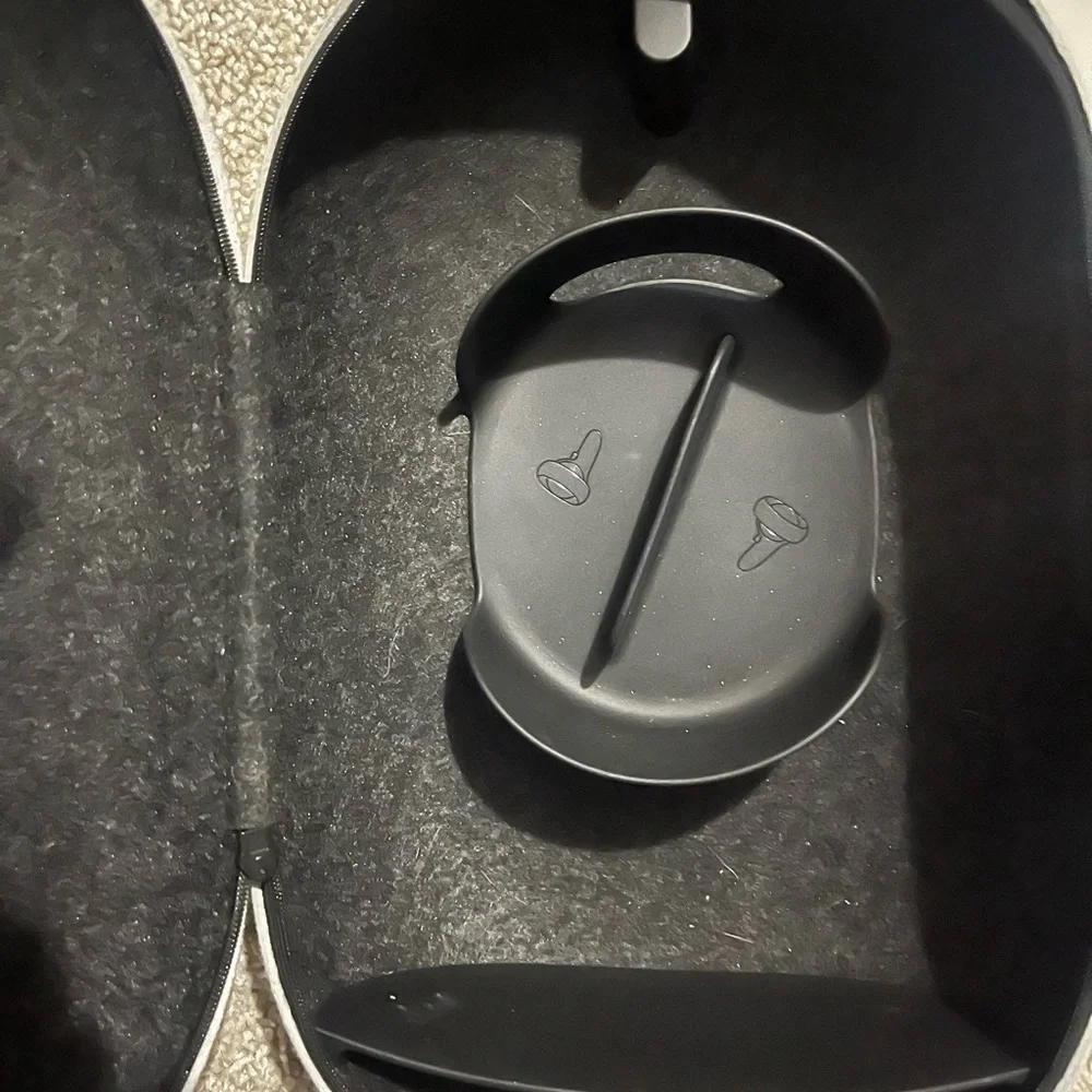 Oculas Quest 2 - Comes with a Vr case and charger